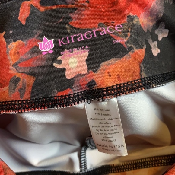 RED & BLACK FLORAL KIRAGRACE YOGA LEGGINGS - Picture 3 of 4